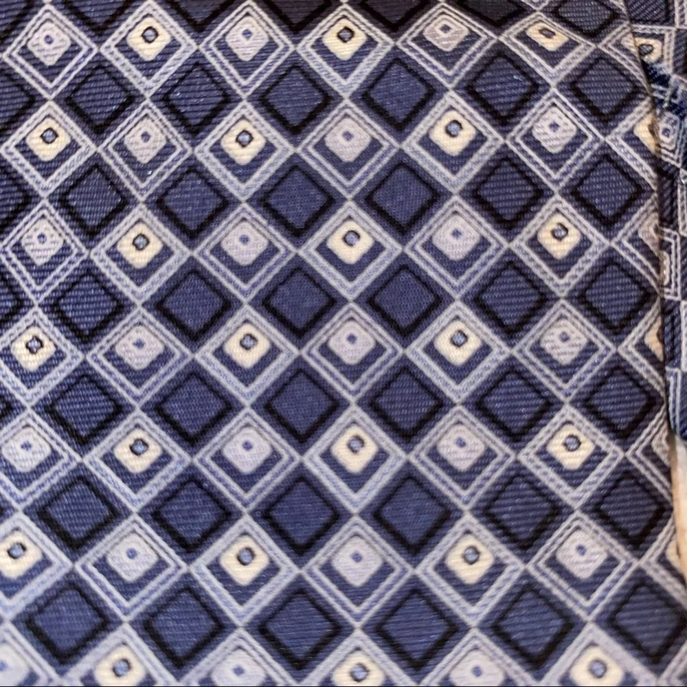 𝅺DRESS your young man for success in this Classic Van Heusen Youth tie 100%silk